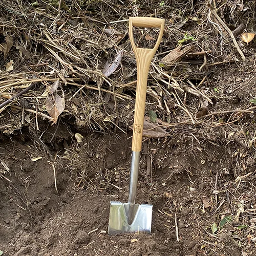 Japeto spade in compost